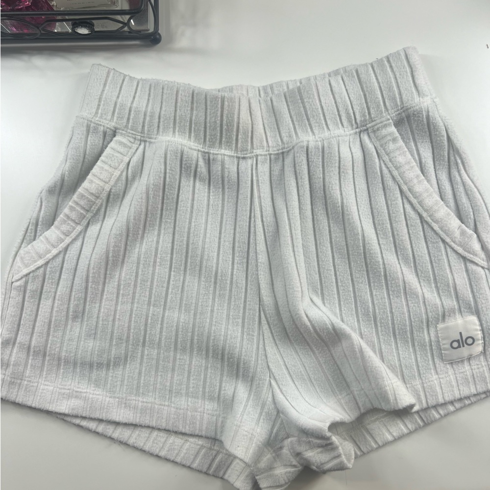 alo lounge shorts. size M